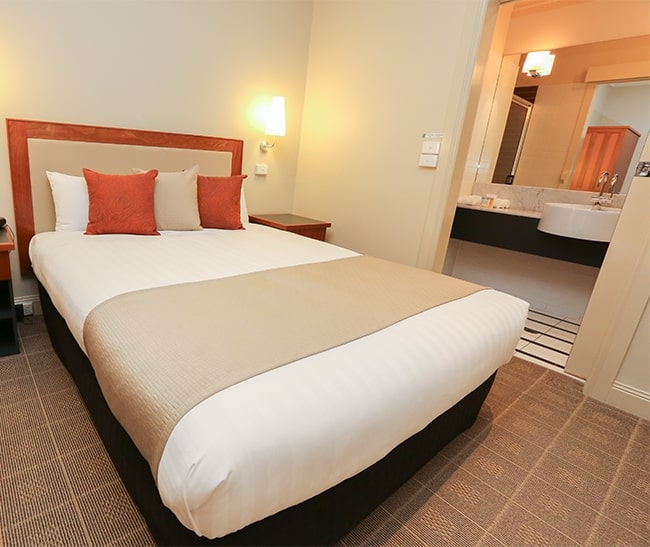 quality double hotel bedroom